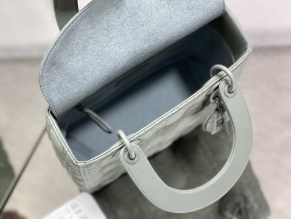  Handbag   Dior  size  24 cm