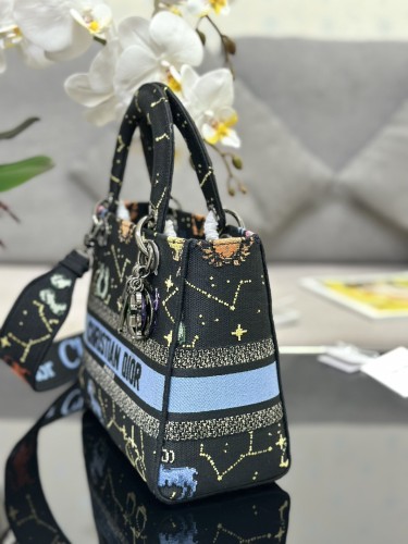 Handbag   Dior  M0565  size  24 x 20 x 11  cm