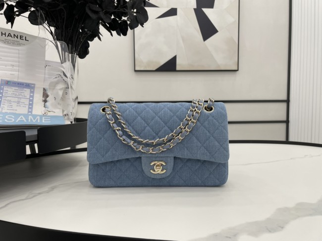 Handbag   Chanel  size  20 cm