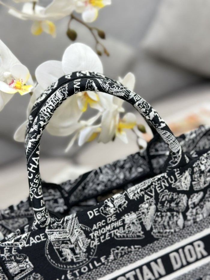 Handbag   Dior M1286  size 26.5 x 21 x 14 cm