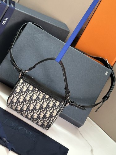 Handbag  Dior  93367  size 17 x11 x 11  cm