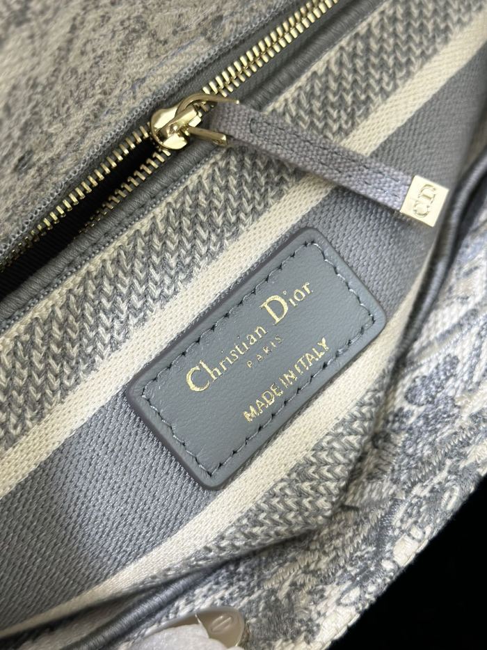 Handbag   Dior  M0565  size  24 x 20 x 11  cm