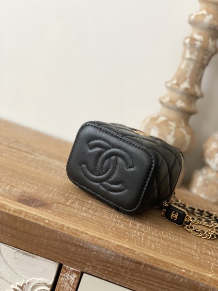 Handbag   Chanel   81218  size  11 8.5 7 cm