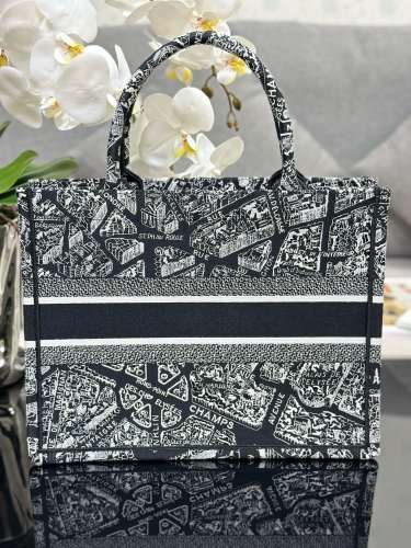 Handbag   Dior M1286  size  36 x 27.5 x 16.5  cm