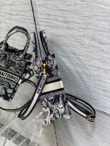 Handbag  Dior size  13.5*5*18 cm