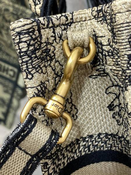 Handbag   Dior  size  13.5*5*18 cm