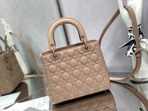  Handbag   Dior  size  24 cm