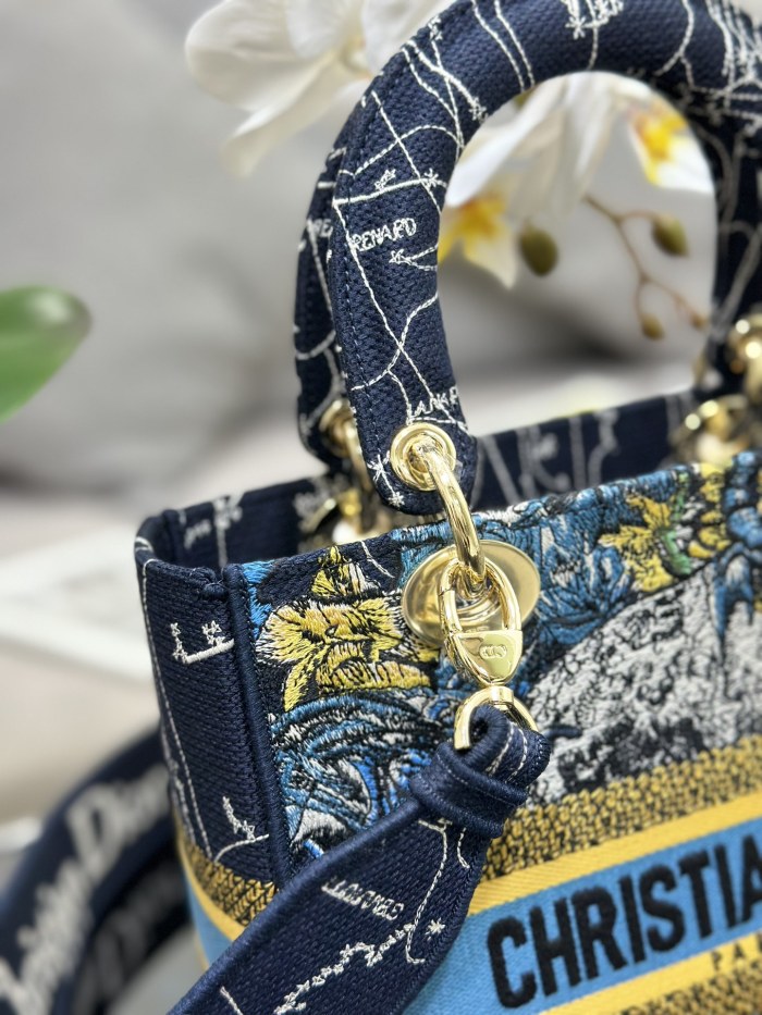 Handbag   Dior  M0565  size 24*20*11  cm