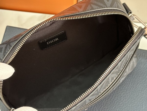 Handbag  Dior   93307  size  22 x 15 x 6  cm