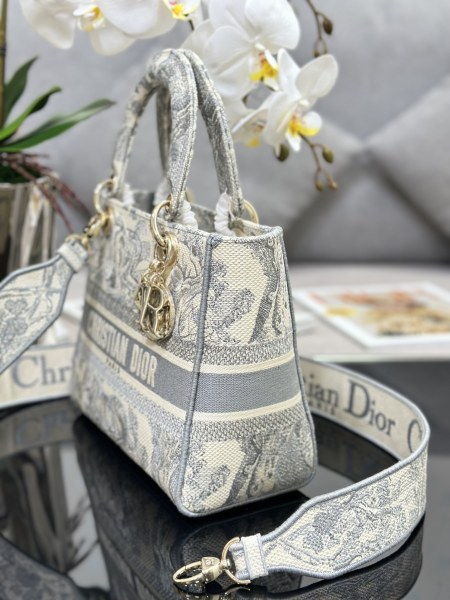 Handbag   Dior  M0565  size  24 x 20 x 11  cm