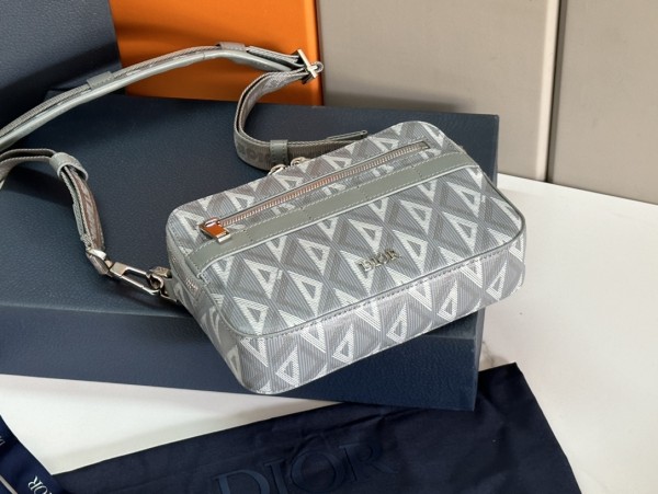 Handbag  Dior  93307  size  22 x 15 x 6  cm