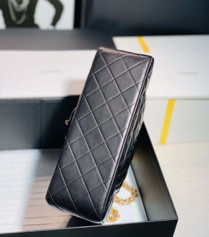 Handbag   Chanel  size  25  cm