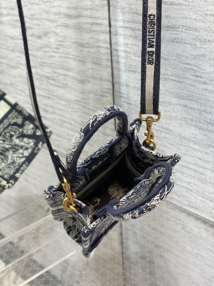 Handbag  Dior size  13.5*5*18 cm