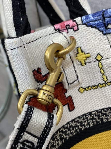  Handbag  Dior size  13.5*5*18 cm