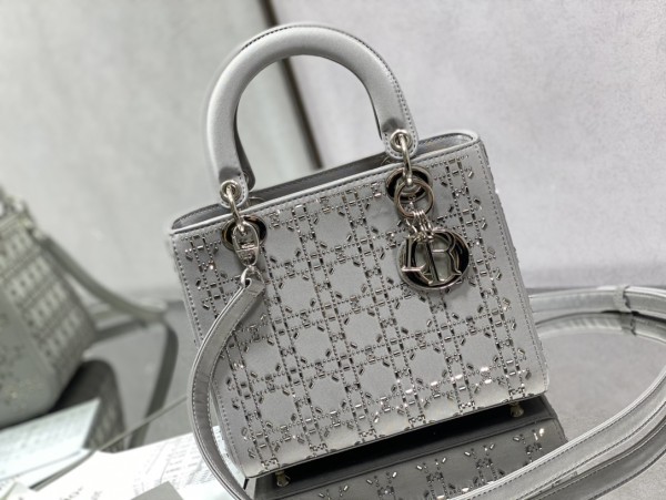  Handbag   Dior  size  24 cm