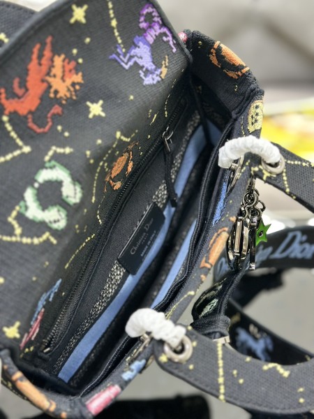 Handbag   Dior  M0565  size  24 x 20 x 11  cm