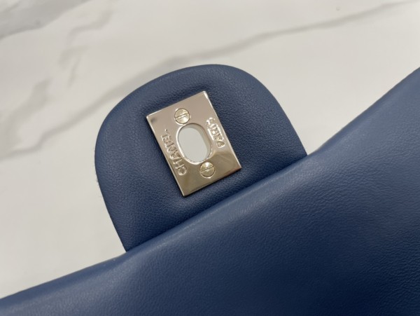 Handbag   Chanel  size  20 cm