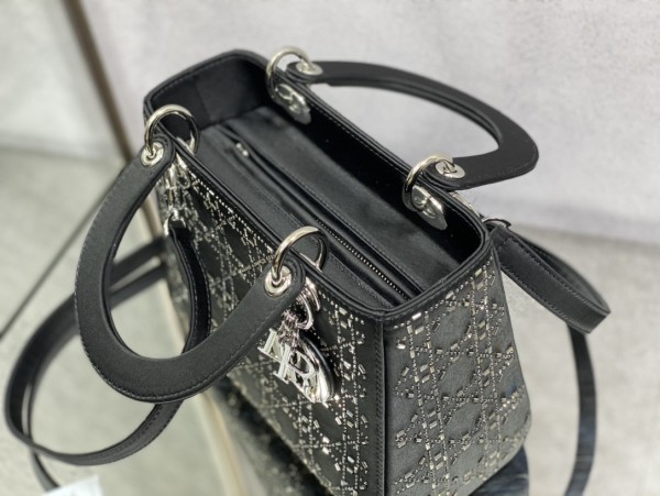 Handbag   Dior  size 24 cm