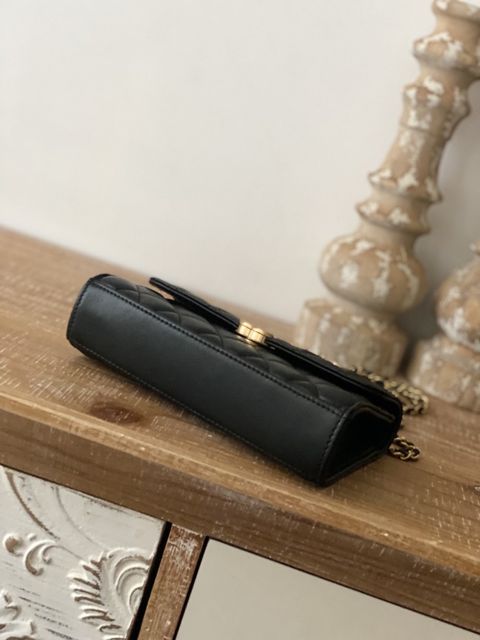 Handbag   Chanel  AP81214  size  10*18*4.5 cm