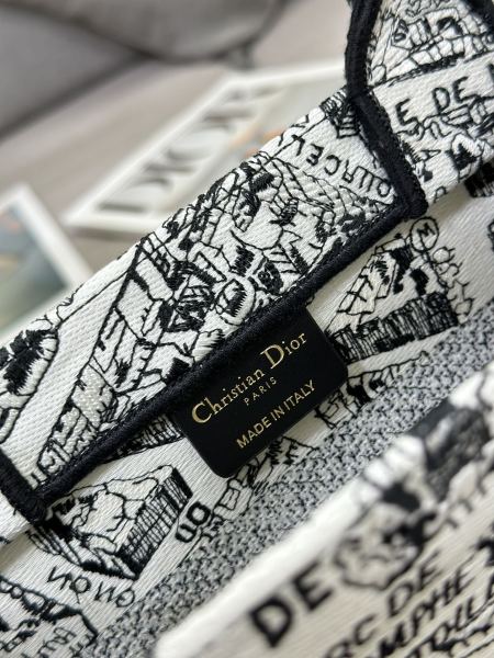 Handbag   Dior  M1286 size  26.5 x 21 x 14  cm