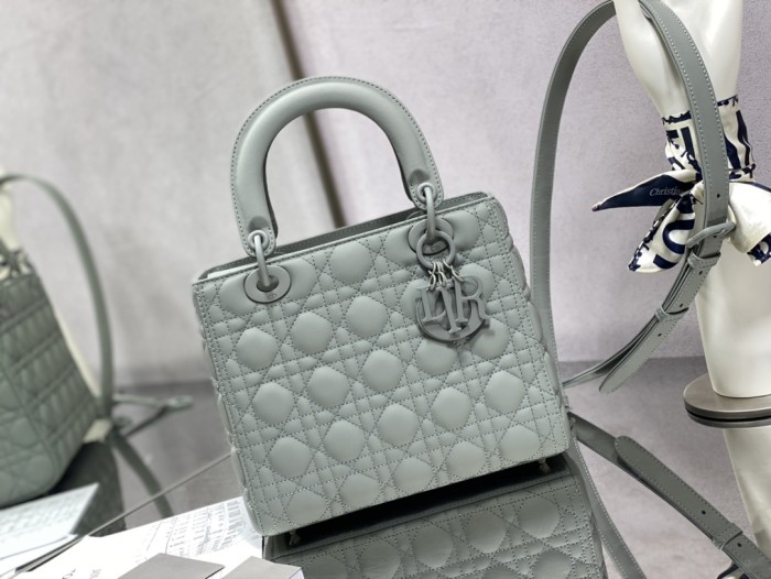  Handbag   Dior  size  24 cm