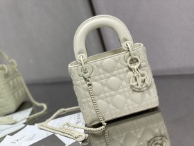  Handbag   Dior  size  17 cm