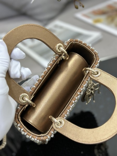 Handbag   Dior M0505  size  17 x 15 x 7  cm