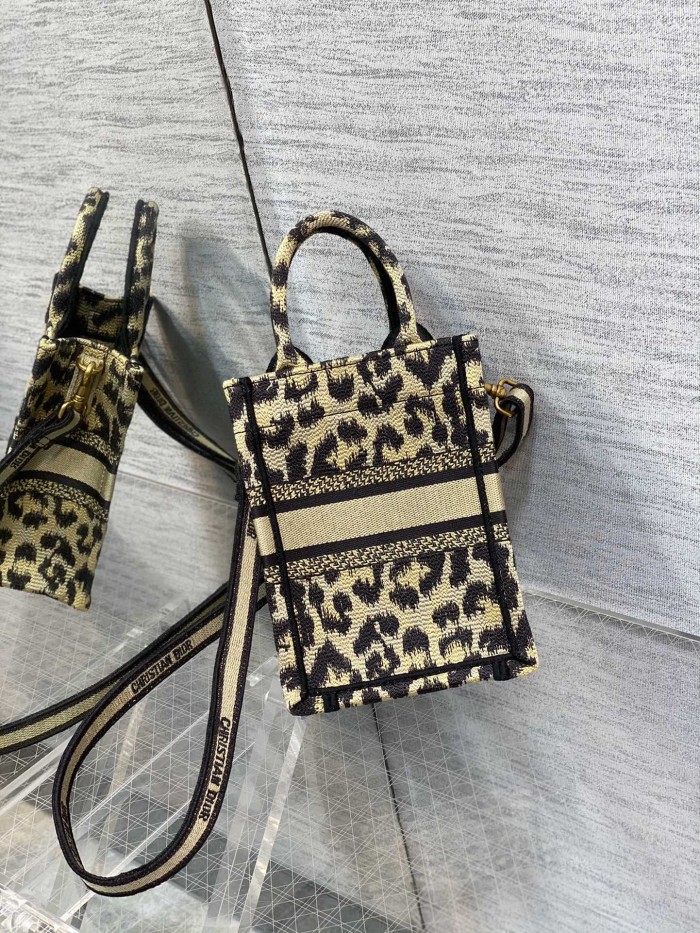 Handbag  Dior  size  13.5*5*18 cm