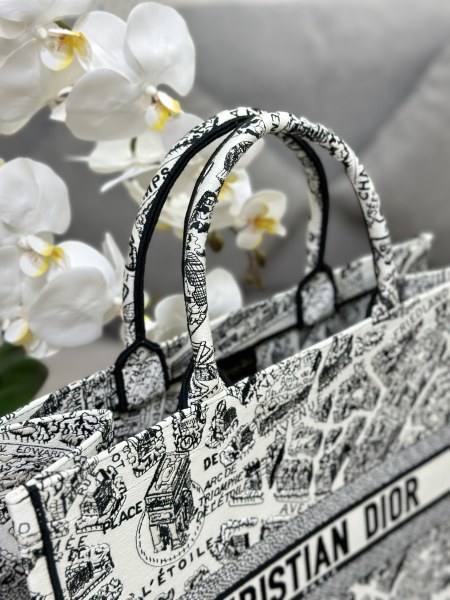 Handbag   Dior M1286  size  42 x 35 x 18.5  cm