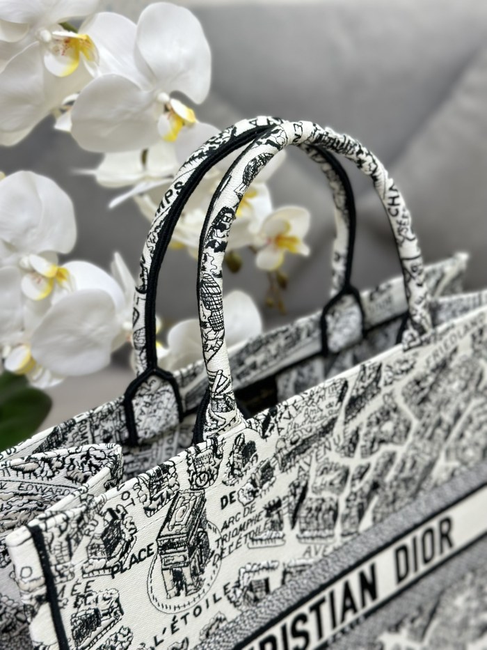 Handbag   Dior M1286  size  42 x 35 x 18.5  cm