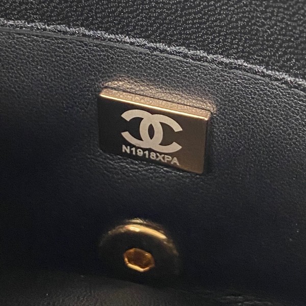 Handbag   Chanel  AS3365  size 17X8.5X11.5 Cm