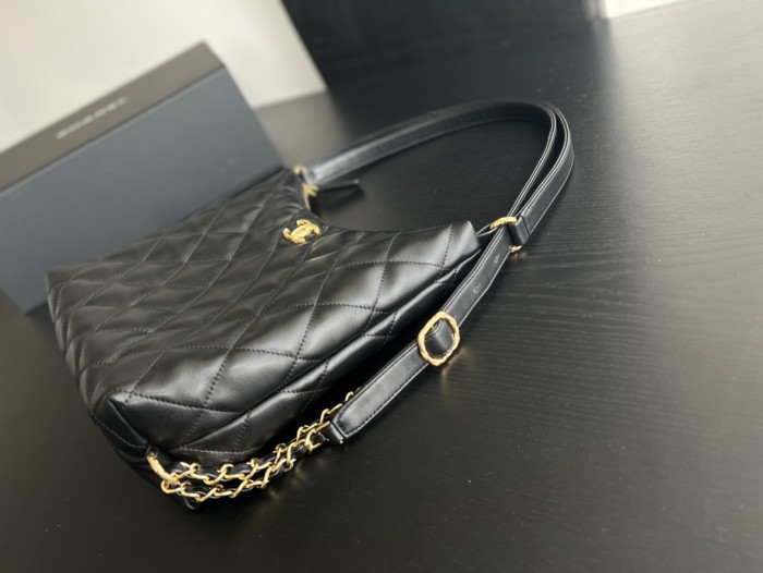  Handbag   Chanel  size  30cmx37cmx8 cm