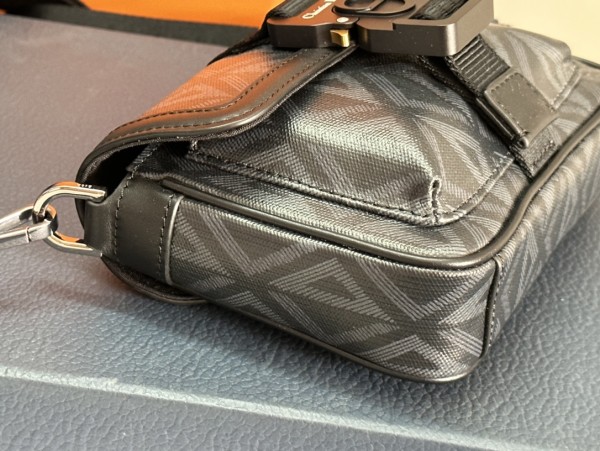 Handbag  Dior  93370 size  19x 11x 4  cm