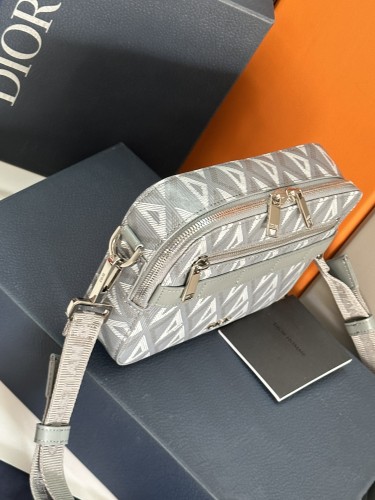 Handbag  Dior  93307  size  22 x 15 x 6  cm