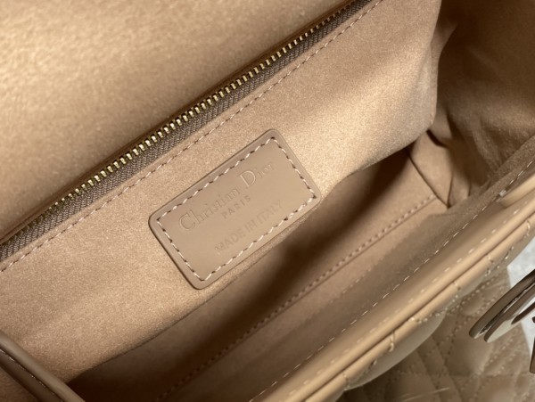  Handbag   Dior  size  24 cm