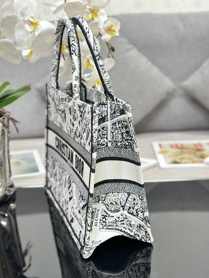 Handbag   Dior  M1286  size 36 x 27.5 x 16.5  cm