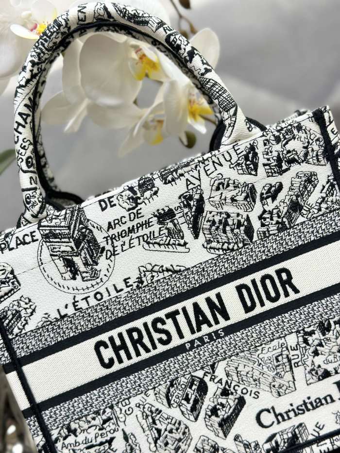 Handbag   Dior  M1286 size  26.5 x 21 x 14  cm