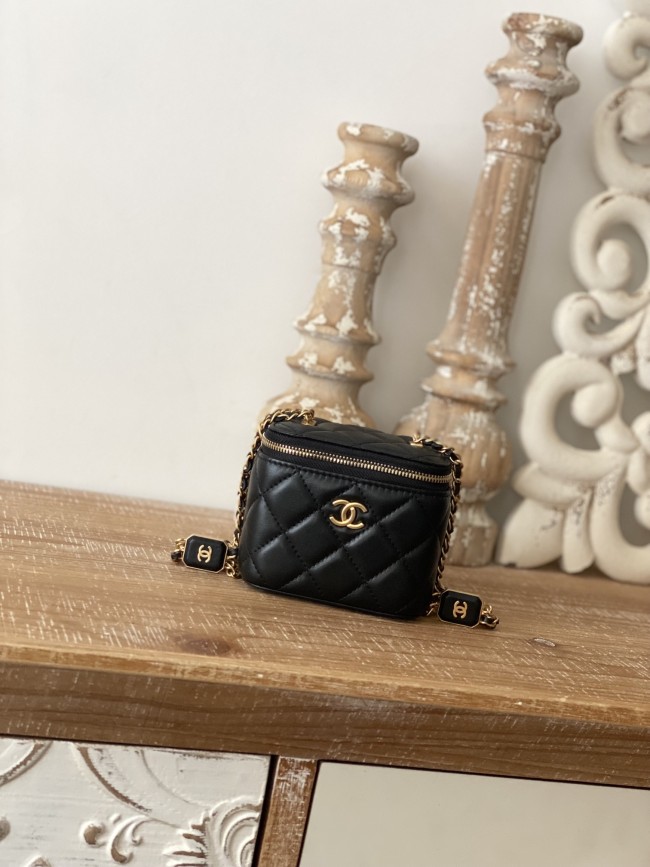 Handbag   Chanel   81218  size  11 8.5 7 cm