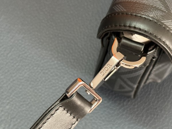 Handbag  Dior  93370 size  19x 11x 4  cm