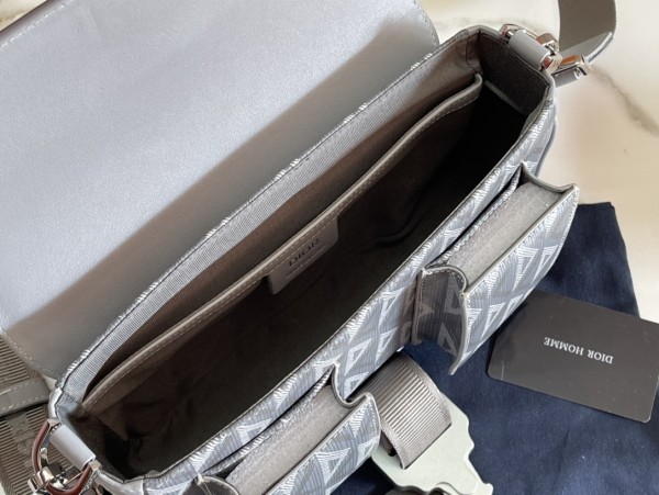 Handbag  Dior   93369  size  27 x 17 x 9  cm