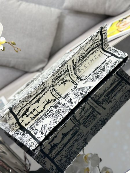 Handbag   Dior M1286  size  42 x 35 x 18.5  cm