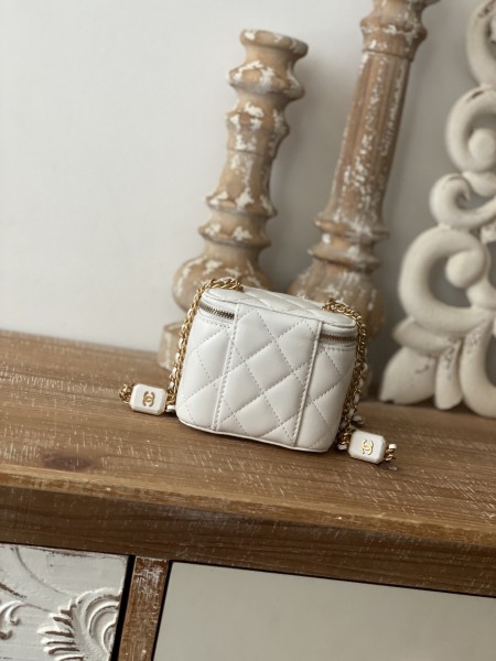 Handbag   Chanel  81218  size  11 8.5 7 cm