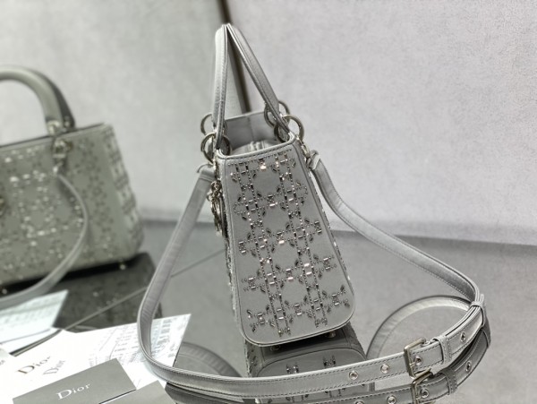  Handbag   Dior  size  24 cm