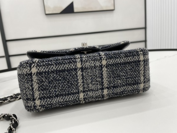 Handbag   Chanel  size 20 cm