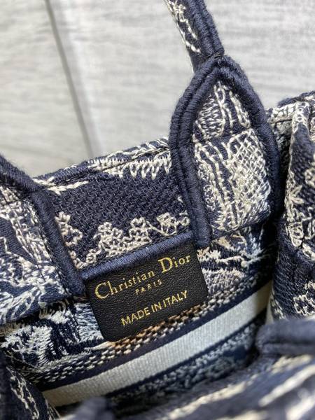 Handbag  Dior size  13.5*5*18 cm