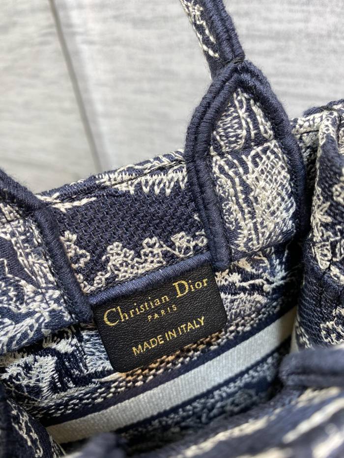 Handbag  Dior size  13.5*5*18 cm