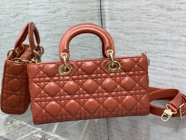 Handbag   Dior  size 26*6*14 cm