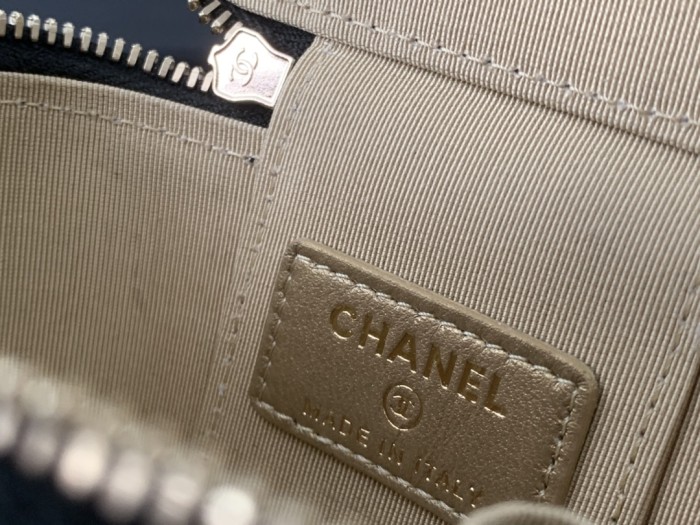 Handbag   Chanel  size  8.5cmx11cmx7 cm