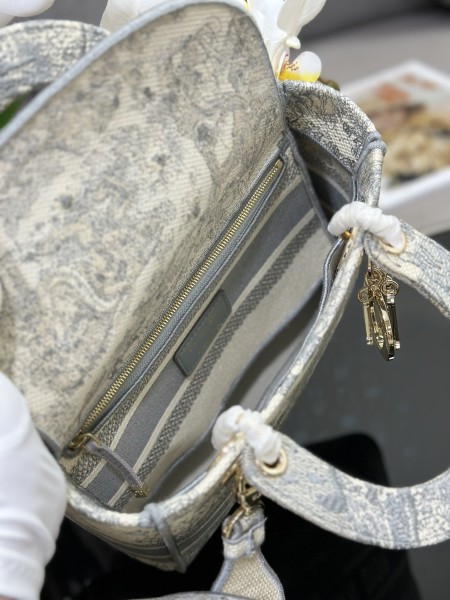 Handbag   Dior  M0565  size  24 x 20 x 11  cm