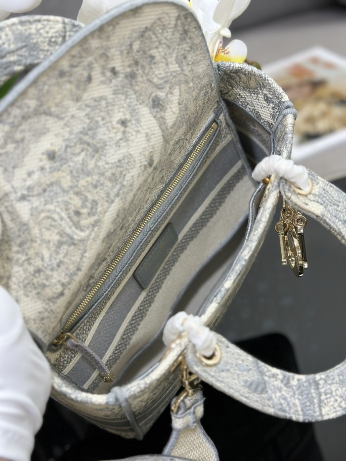 Handbag   Dior  M0565  size  24 x 20 x 11  cm